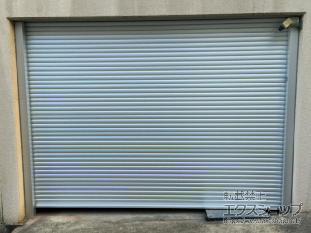 兵庫県神戸市のLIXIL リクシル（トステム）のガレージシャッター ガレージシャッタークワトロ 電動式 内部付タイプ※外部停電時開閉機構 施工例