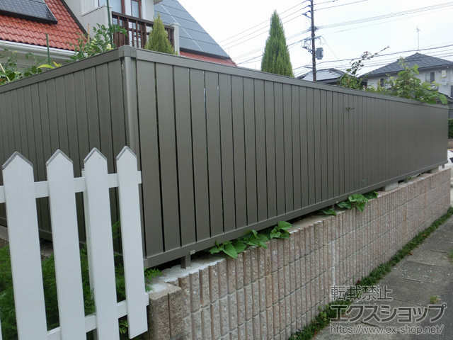 福岡県古賀市のLIXIL リクシル(新日軽)のフェンス・柵 セレビューフェンスR4型 自在柱 施工例