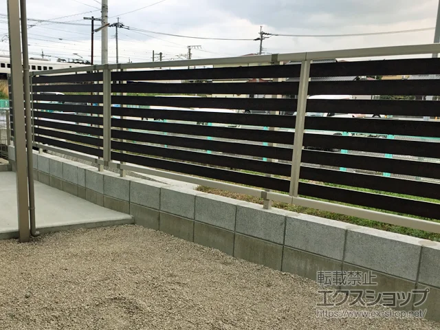 福岡県京都郡苅田町のYKKAPのフェンス・柵・塀 ルシアスフェンスF04型 横板 木目カラー 自由柱施工 施工例