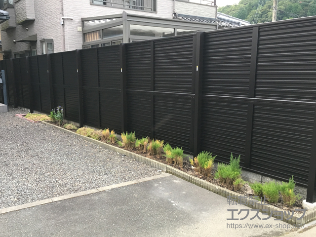 京都府舞鶴市ののフェンス・柵 ミエーネフェンス 目隠しルーバータイプ 2段支柱 施工例