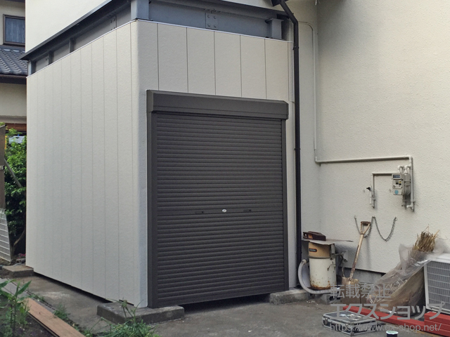 神奈川県厚木市のLIXIL リクシル（トステム）のガレージシャッター ガレージシャッタークワトロ 手動式 外部付タイプ 施工例
