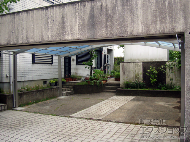 大阪府河内長野市ののカーポート レイナツインポートグラン　積雪〜20cm対応＋サイドパネル（片側/1段） 施工例