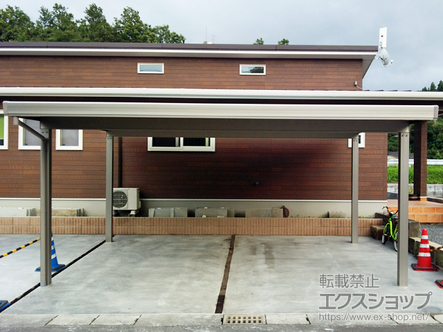 鹿児島県南さつま市のLIXIL リクシル（トステム）のカーポート テリオスポートIII 900 2台用 角柱4本仕様 積雪〜30cm対応 施工例