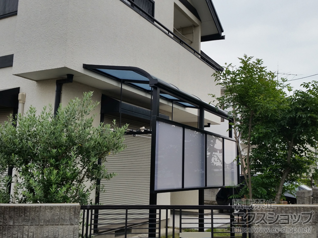 群馬県佐波郡玉村町ののテラス屋根 スピーネ R型 1500 テラスタイプ 単体 積雪〜50cm対応＋吊り下げ物干しBセット＋前面スクリーン ※ふさぎ材なし＋屋根材ホルダー(1列分) 施工例