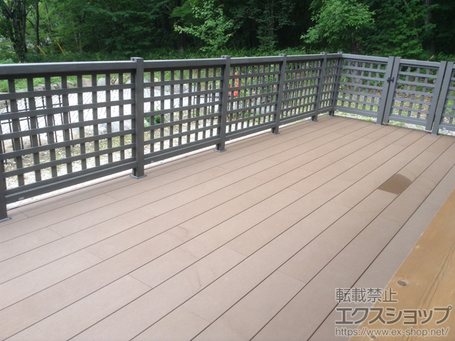 栃木県那須郡那須町ののウッドデッキ リウッドデッキ 200＋リウッドデッキフェンス1型 ＋デッキ門扉　井桁格子 施工例