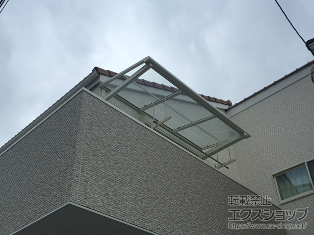 大阪府豊中市ののバルコニー・ベランダ屋根 スピーネ F型 ルーフタイプ 単体 積雪〜20cm対応 +吊下げ物干しAタイプ 標準2本入り 施工例