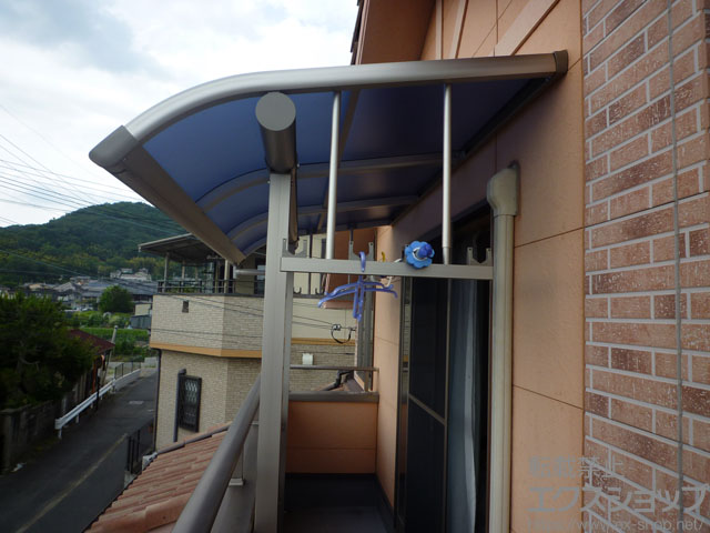 奈良県生駒郡斑鳩町ののバルコニー・ベランダ屋根 プレシオステラス R型 屋根タイプ 単体 積雪〜20cm対応＋ プレシオステラス用 吊り下げ式物干し 仕様：標準 2本入り 施工例