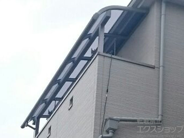 埼玉県朝霞市のLIXIL リクシル（トステム）のバルコニー・ベランダ屋根 パワーアルファ RB型 屋根タイプ 単体 積雪〜30cm対応+パワーアルファ用吊り下げ物干し 標準2本入り×1セット 施工例