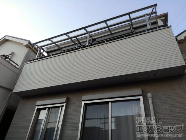 東京都足立区ののバルコニー・ベランダ屋根 プレシオステラス R型 屋根タイプ 連棟 積雪〜20cm対応＋プレシオステラス用吊り下げ物干し 標準2本入り×1セット 施工例