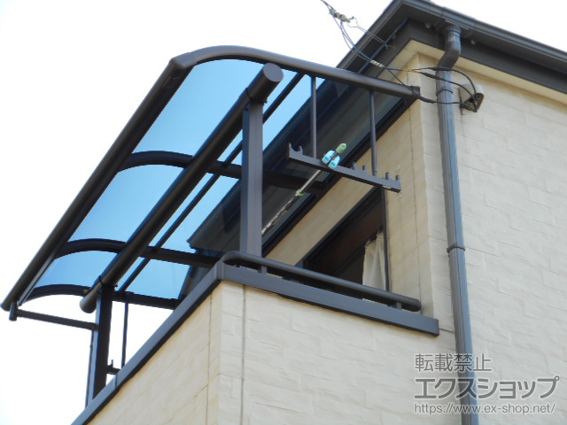 東京都足立区ののバルコニー・ベランダ屋根 プレシオステラス R型 屋根タイプ 単体 積雪〜20cm対応+プレシオステラス 吊り下げ式物干し 標準2本入り×1セット 施工例