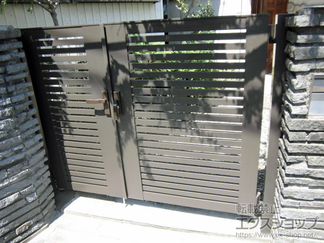 神奈川県横浜市のの門扉 ライシス門扉 3型 太横桟 両開き親子 柱使用 施工例