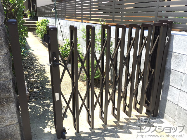 神奈川県横浜市ののカーゲート ニューエクジスXA型 片開き＜キャスター式＞ 19SA 施工例