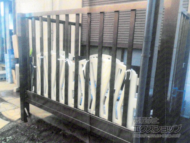 埼玉県越谷市のLIXIL リクシル（トステム）のバルコニー ビューステージFスタイル 縦太格子 単体 庭置き式 施工例