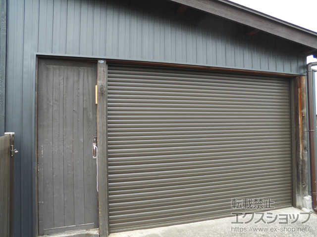 岐阜県瑞浪市のLIXIL リクシル（トステム）のガレージシャッター ガレージシャッタークワトロ 電動式 内部付タイプ 施工例