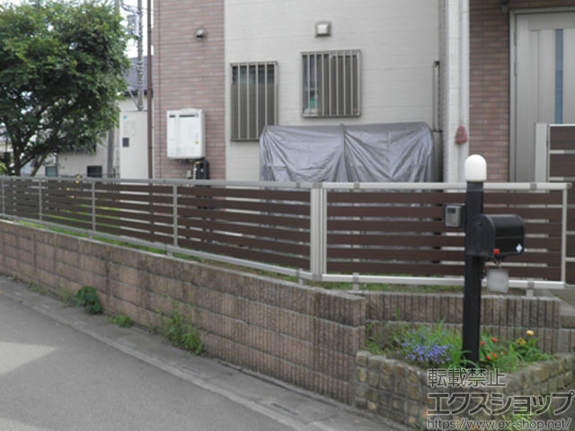 埼玉県東松山市ののフェンス・柵 ルシアスフェンスF04型 横半目隠し 自由柱 施工例