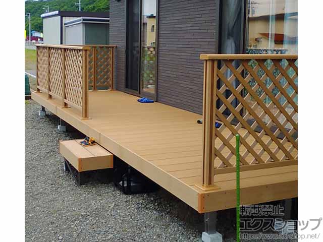 北海道沙流郡日高町のLIXIL リクシル（トステム）のウッドデッキ レストステージ 幕板納まり＋独立ステップ＋デッキフェンス フラットラチスパネル T-10×7スパン 施工例