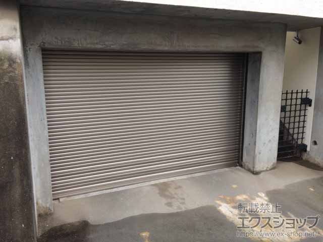 神奈川県横浜市のLIXIL リクシル（トステム）のガレージシャッター ガレージシャッタークワトロ 電動式 内部付タイプ※外部停電時開閉機構 施工例