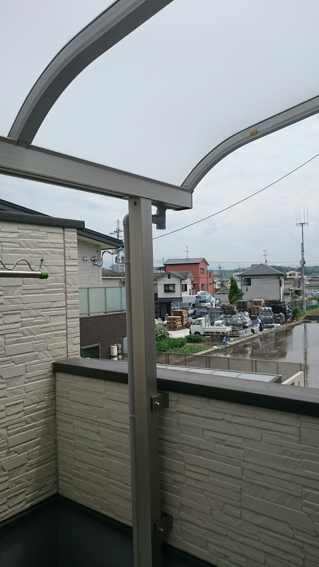 大阪府羽曳野市ののバルコニー・ベランダ屋根 プレシオステラス R型 屋根タイプ 単体 積雪〜20cm対応 施工例