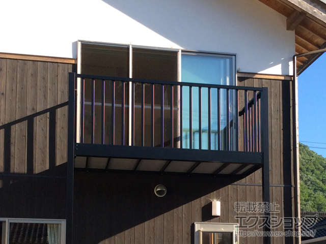 岡山県高梁市のLIXIL リクシル（トステム）のバルコニー ビューステージHスタイル 縦太格子 単体 柱建て式 施工例