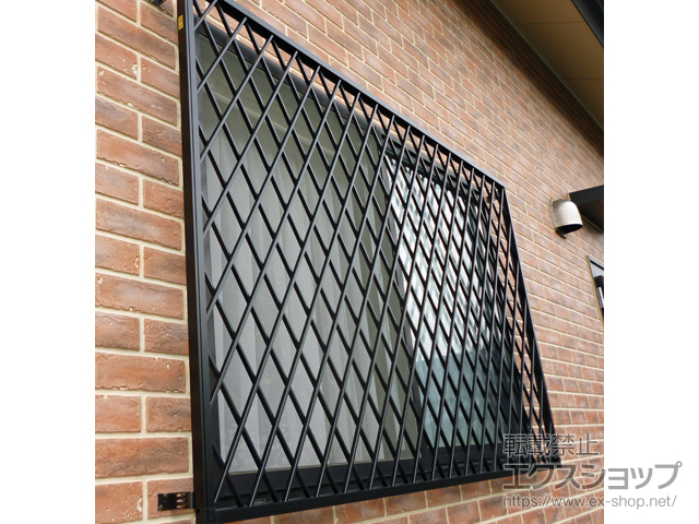 福岡県筑紫郡那珂川町のLIXIL リクシル（トステム）の面格子・窓格子 アルミ面格子 ヒシクロス 施工例