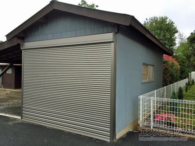 埼玉県新座市のLIXIL リクシル（トステム）のガレージシャッター ガレージシャッタークワトロ 電動式 外部付タイプ 施工例