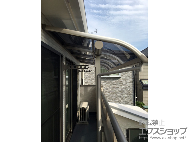 埼玉県入間市ののバルコニー・ベランダ屋根 プレシオステラス R型 屋根タイプ 単体 積雪〜20cm対応＋躯体式バルコニー取付部品：中間用×2 施工例
