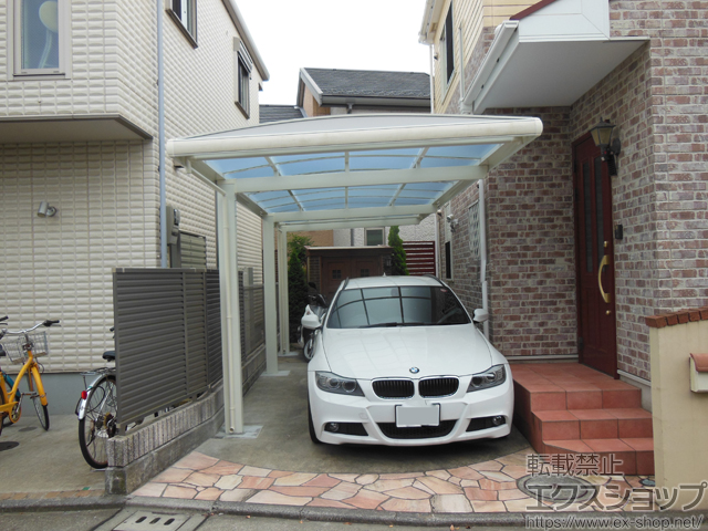 神奈川県茅ヶ崎市ののカーポート フーゴAプラス (アーチスタイル) 延長 木調色 積雪〜20cm対応 施工例