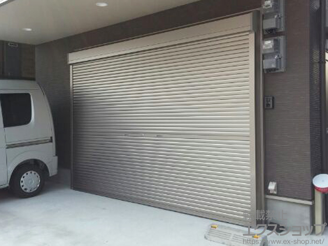 大阪府羽曳野市のLIXIL リクシル（トステム）のガレージシャッター ガレージシャッタークワトロ 手動式 外部付タイプ 施工例
