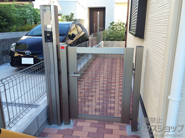 東京都羽村市のの門扉 ニューカムフィ12型 メッシュ 片開き 門柱タイプ 施工例