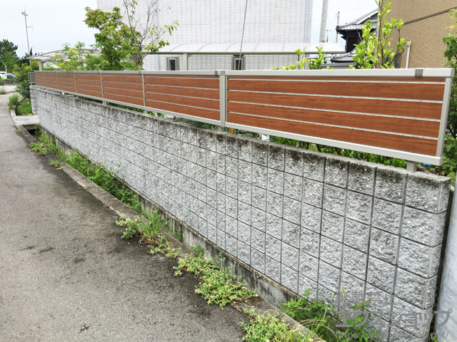 愛媛県伊予市ののフェンス・柵 ルシアスフェンスF02型 横目隠し 木調カラー 自由柱施工 施工例