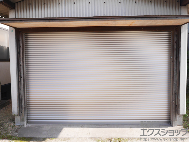 岡山県倉敷市のLIXIL リクシル（トステム）のガレージシャッター ガレージシャッタークワトロ 電動式 内部付タイプ※外部停電時開閉機構 施工例