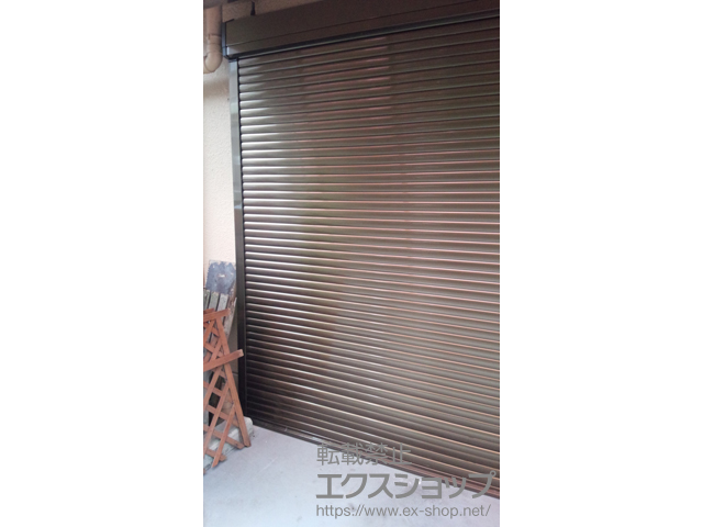 東京都葛飾区のLIXIL リクシル（トステム）のガレージシャッター ガレージシャッタークワトロ 電動式 外部付タイプ 施工例