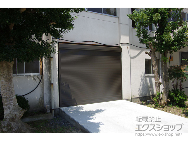 岡山県津山市のLIXIL リクシル（トステム）のガレージシャッター ガレージシャッタークワトロ 電動式 外部付タイプ 施工例