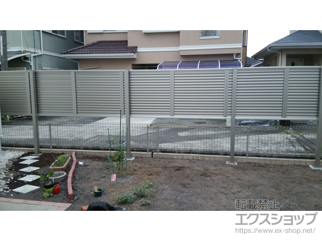 静岡県富士市ののフェンス・柵 エクスラインフェンス23型 横半目隠し 2段支柱＋ミエーネフェンス 目隠しルーバータイプ 2段支柱 施工例