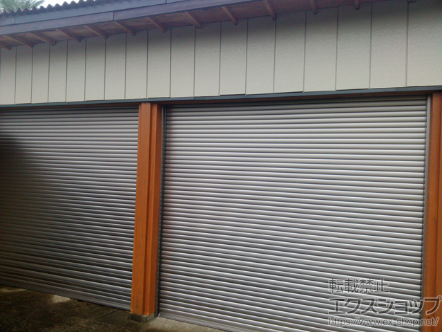 群馬県安中市のLIXIL リクシル（トステム）のガレージシャッター ガレージシャッタークワトロ 電動式 内部付タイプ 施工例