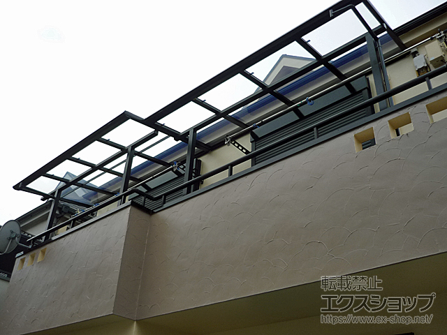 東京都足立区のLIXIL リクシル（トステム）のバルコニー・ベランダ屋根 パワーアルファ F型 屋根タイプ 連棟 積雪〜30cm対応※出幅違い納まり 施工例