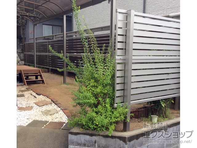 広島県広島市ののフェンス・柵 ルシアスフェンスF04型 横板 木目カラー 2段支柱 自由柱施工 施工例