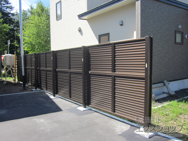 北海道千歳市ののフェンス・柵 ミエーネフェンス 目隠しルーバー 2段支柱 施工例