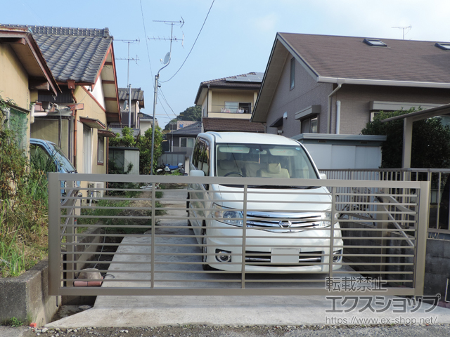 静岡県掛川市ののカーゲート スウィングアップゲート1型 横格子 電動式 施工例