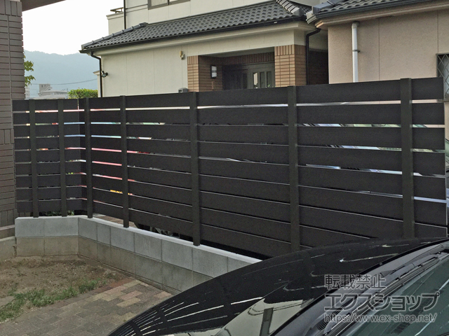 広島県広島市ののフェンス・柵 マイティウッド Sライン 横貼り9段 すき間15ｍｍ 施工例