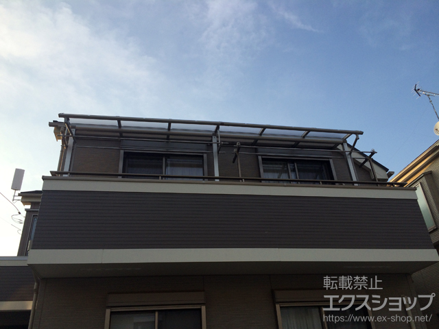 東京都東村山市ののバルコニー・ベランダ屋根 ヴェクターテラス R型 屋根タイプ 連棟 積雪〜20cm対応＋吊り下げ式物干し 標準 2本入り×1セット 施工例