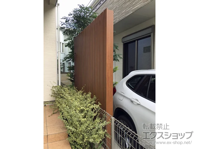 東京都世田谷区のYKKAPのフェンス・柵・塀 リレーリア フェンス4N型 たて板格子 マテリアルカラー 間仕切り施工 施工例