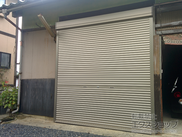 福井県鯖江市のLIXIL リクシル（トステム）のガレージシャッター ガレージシャッタークワトロ 手動式 外部付タイプ 施工例
