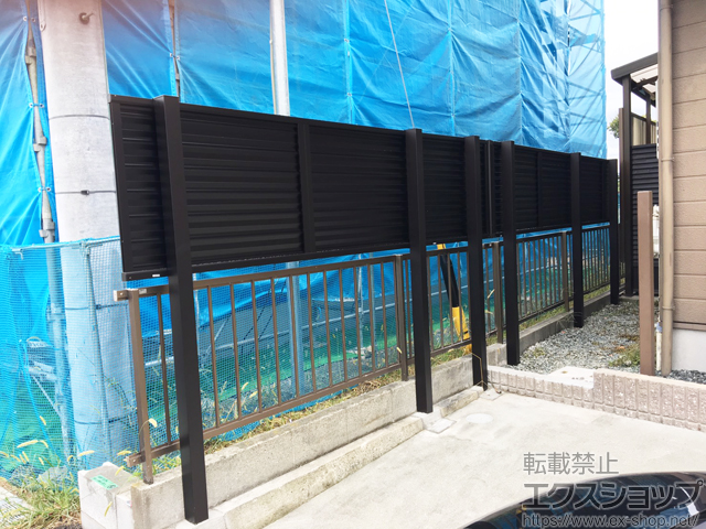 三重県松阪市ののフェンス・柵 ミエーネ目隠しルーバーフェンス 上段のみ設置 自立建て用 施工例