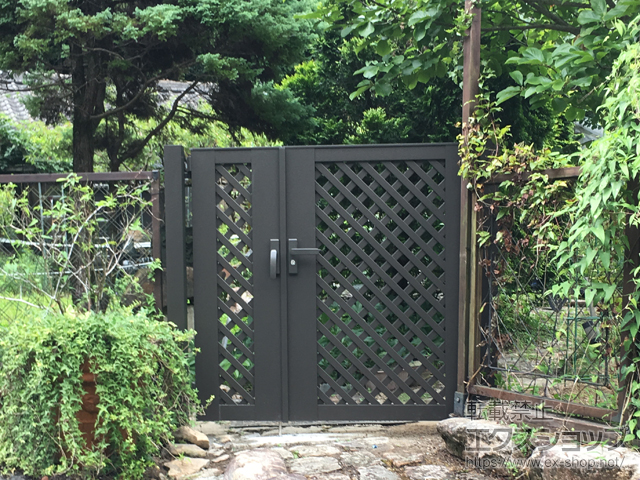 高知県吾川郡いの町のの門扉 ライシス門扉 11型 ラチス格子 両開き親子 柱使用 施工例