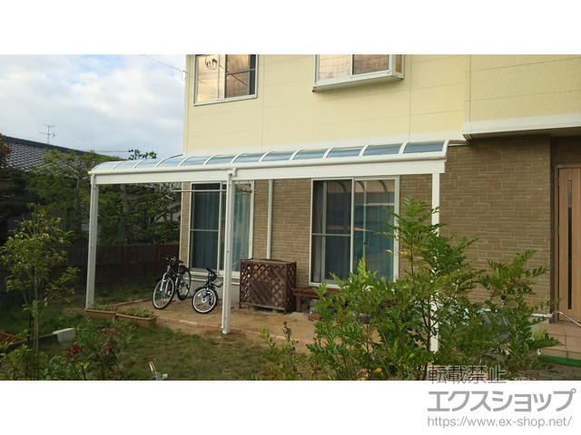 宮城県柴田郡大河原町ののテラス屋根 ヴェクターテラス R型 1500 テラスタイプ 連棟 積雪〜50cm対応＋ヴェクターテラス用吊り下げ式 固定物干し 施工例