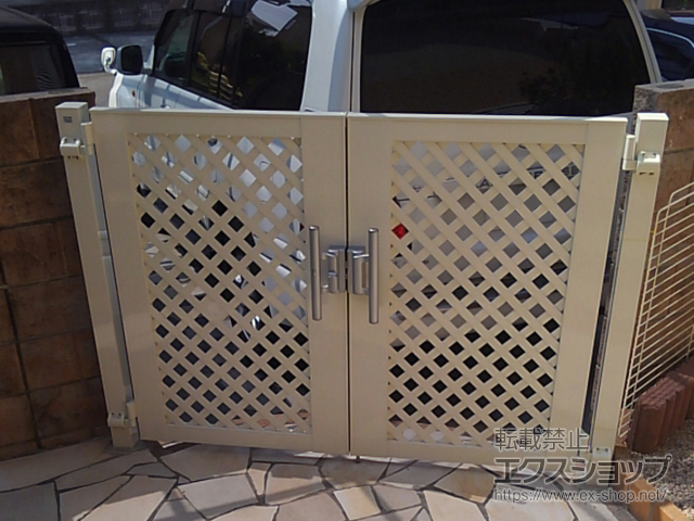 福岡県遠賀郡水巻町のの門扉 ライシス門扉 11型 ラチス格子 両開き 柱使用 施工例