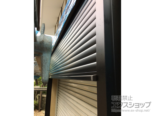 千葉県松戸市のLIXIL リクシル（トステム）のガレージシャッター ガレージシャッタークワトロ 電動式 外部付タイプ 施工例