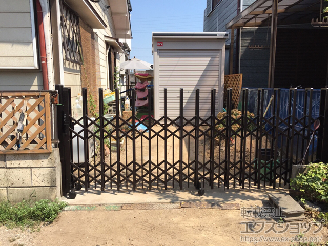 兵庫県加古郡播磨町ののカーゲート トリップゲート ペットガード型 ノンレール 片開き 30S 施工例