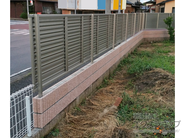 埼玉県児玉郡上里町ののフェンス・柵 ミエーネフェンス 目隠しルーバータイプ 自由柱施工 施工例